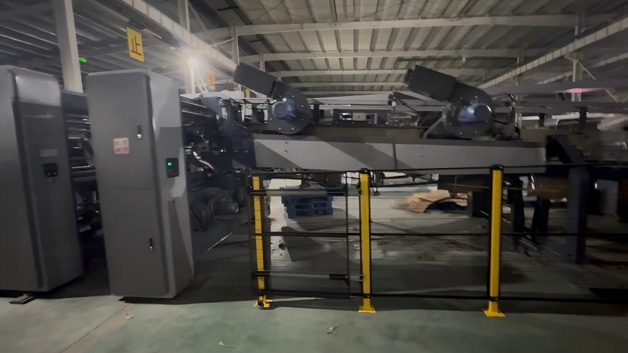 4-color high-speed flexo printing, high-precision slotting, full-automatic gluing, stable strapping and intelligent palletizing 4-color high-speed flexo printing, high-precision slotting, full-automatic gluing, stable strapping and intelligent palletizing