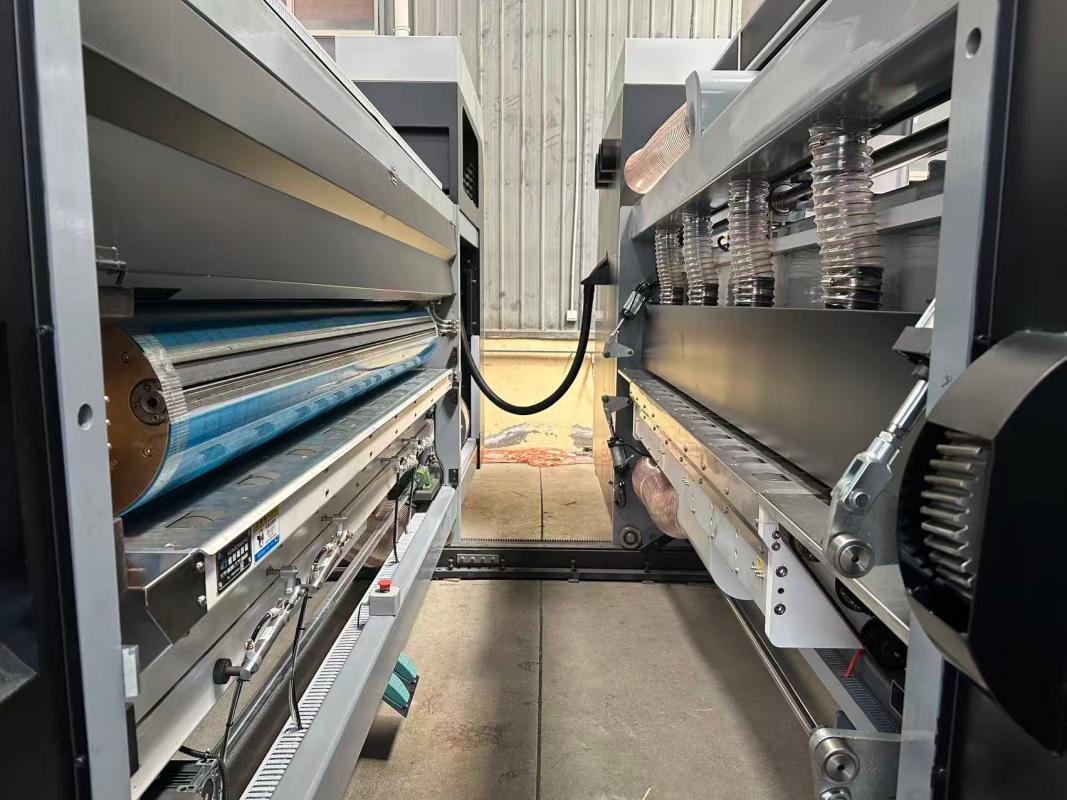 0924 Vacuum Feeding 3-Color Flexo Printing, Slotting & Die Cutting + Folder Gluing + Stitching + Packing Linked Line
